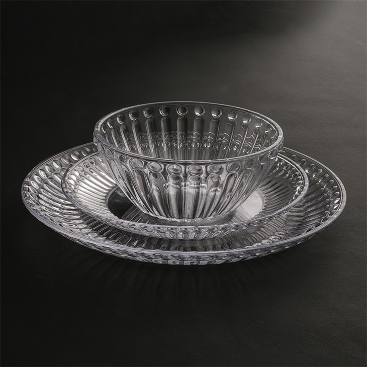 Stoviglie in vetro scintillante con gocce di rugiada