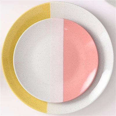 Set da tavola da 16 pezzi. Servi 4 pezzi rosa chiaro compatto, blu, giallo