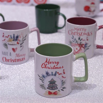 Il gioioso set di tazze natalizie color caramello Set da 4 pezzi